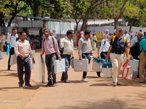 1509 मतदान केन्द्रों के लिए मतदान दल रवाना, 8 हजार से अधिक अधिकारी-कर्मचारी कराएंगे मतदान 1509 मतदान केन्द्रों के लिए मतदान दल रवाना, 8 हजार से अधिक अधिकारी-कर्मचारी कराएंगे मतदान