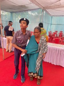 मतदान केंद्रों में मतदाताओं का सहयोग कर रहे हैं मतदाता मित्र मतदान केंद्रों में मतदाताओं का सहयोग कर रहे हैं मतदाता मित्र