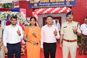 कलेक्टर एवं एसपी ने किया मतदान कलेक्टर एवं एसपी ने किया मतदान