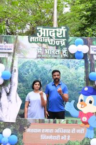 अधिकारियों ने किया अपने मताधिकार का प्रयोग अधिकारियों ने किया अपने मताधिकार का प्रयोग