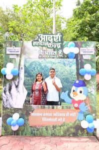 मुख्य सचिव अमिताभ जैन ने अपनी धर्मपत्नी के साथ किया मतदान मुख्य सचिव अमिताभ जैन ने अपनी धर्मपत्नी के साथ किया मतदान