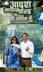 सचिव सिद्धार्थ कोमल परदेशी ने आज सपरिवार अपने मताधिकार का प्रयोग किया सचिव सिद्धार्थ कोमल परदेशी ने आज सपरिवार अपने मताधिकार का प्रयोग किया