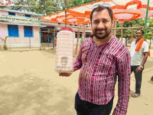 मतदान केन्द्र में घूसा सांप... एक्सपर्ट ने रेस्क्यू कर जंगल मे छोड़ा मतदान केन्द्र में घूसा सांप... एक्सपर्ट ने रेस्क्यू कर जंगल मे छोड़ा