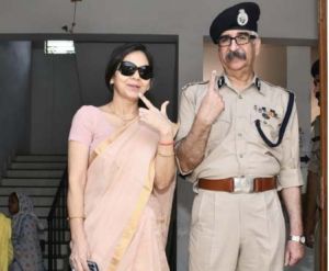 डीजीपी अशोक जुनेजा ने आनंद नगर सोसायटी मतदान केंद्र में किया मतदान डीजीपी अशोक जुनेजा ने आनंद नगर सोसायटी मतदान केंद्र में किया मतदान