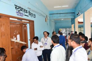 तगड़ी सुरक्षा व्यवस्था के बीच प्रत्याशियों का भाग्य स्ट्रांग रूम में कैद तगड़ी सुरक्षा व्यवस्था के बीच प्रत्याशियों का भाग्य स्ट्रांग रूम में कैद