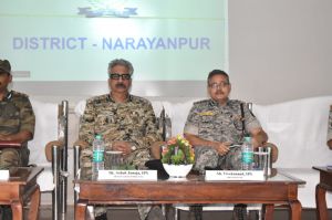 पुलिस महानिदेशक ने टेकमेटा-काकुर में हुई पुलिस-नक्सली मुठभेड़ में शामिल जवानों से मुलाकात की पुलिस महानिदेशक ने टेकमेटा-काकुर में हुई पुलिस-नक्सली मुठभेड़ में शामिल जवानों से मुलाकात की