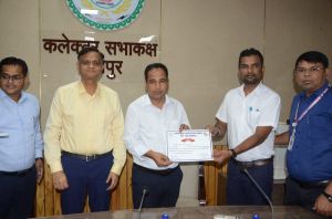 होम वोटिंग, पोस्टल बैलेट के लिए उल्लेखनीय कार्य करने वाले मतदान दल हुए सम्मानित होम वोटिंग, पोस्टल बैलेट के लिए उल्लेखनीय कार्य करने वाले मतदान दल हुए सम्मानित