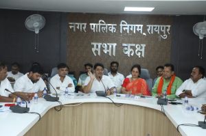 महापौर एजाज ढेबर ने पेयजल आपूर्ति पर पार्षदों से चर्चा की महापौर एजाज ढेबर ने पेयजल आपूर्ति पर पार्षदों से चर्चा की