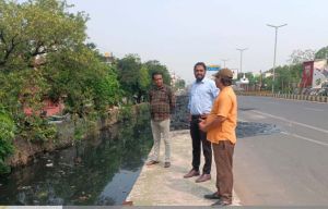 आयुक्त ने अरमान नाला की सफाई अभियान का निरीक्षण किया आयुक्त ने अरमान नाला की सफाई अभियान का निरीक्षण किया