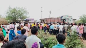 अनियंत्रित ट्रक ने सडक़ किनारे खड़े दो भाइयों को रौंदा, मौत अनियंत्रित ट्रक ने सडक़ किनारे खड़े दो भाइयों को रौंदा, मौत