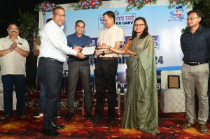 उत्कृष्ठ कार्य के लिए अधिकारी सम्मानित उत्कृष्ठ कार्य के लिए अधिकारी सम्मानित