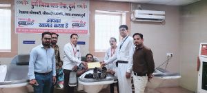 डोनर नहीं मिलने पर मरीज को खून देने डॉक्टर आगे आये डोनर नहीं मिलने पर मरीज को खून देने डॉक्टर आगे आये