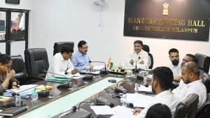 तीन नायब तहसीलदारों को  कलेक्टर ने थमाई शो काज नोटिस