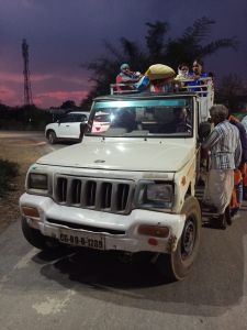 यात्रियों को ले जाने वाले 2  पिकअप और 1 ट्रैक्टर ट्रॉली पर हुई कार्रवाई