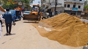 सड़क पर रखी भवन निर्माण सामग्रियों को जप्त कर कुल 5000 रूपये सड़क बाधा शुल्क वसूला