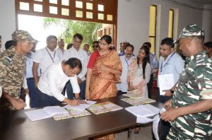 मुख्य निर्वाचन पदाधिकारी श्रीमती रीना बाबा साहेब कंगाले ने रायपुर जिले के मतगणना की तैयारियों का लिया जायजा
