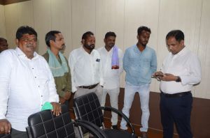 कलेक्टर डाॅ. गौरव सिंह ने मछलीपालन के हितग्राहियों से की मुलाकात