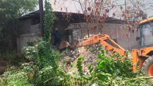   निगम ने व्हीआईपी रोड नाले में अवैध पक्के निर्माण को तोड़ने कार्यवाही की