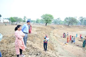 कलेक्टर ने तालाब गहरीकरण, नाला सफाई, अमृत सरोवर, डबरी निर्माण आदि कार्यों का किया निरीक्षण 