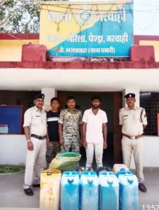 सडक़ किनारे खड़ी गाडिय़ों से करते थे डीजल चोरी, 1 गिरफ्तार, दो आरोपी फरार सडक़ किनारे खड़ी गाडिय़ों से करते थे डीजल चोरी, 1 गिरफ्तार, दो आरोपी फरार