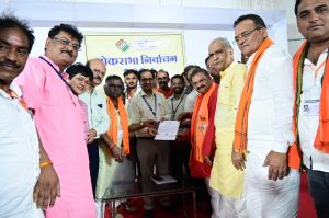 भाजपा के संतोष पाण्डेय को विजयी होने पर प्रदान किया प्रमाण पत्र 