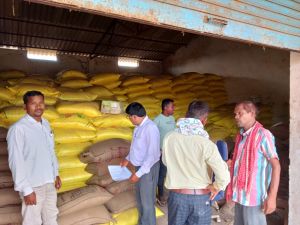 बीज एवं उर्वरकों के अग्रिम उठाव के लिए किसानों को किया जा रहा प्रोत्साहित बीज एवं उर्वरकों के अग्रिम उठाव के लिए किसानों को किया जा रहा प्रोत्साहित