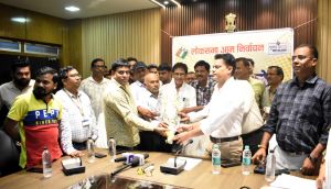 मीडिया प्रतिनिधियों एवं सीआरपीएफ के जवानों का किया गया सम्मान मीडिया प्रतिनिधियों एवं सीआरपीएफ के जवानों का किया गया सम्मान