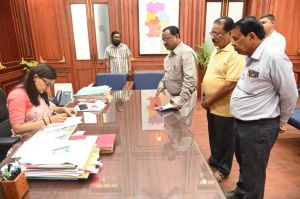 शासकीय सड़क पर अवैध कब्जा कर दिवाल निर्माण की कलेक्टर से की शिकायत शासकीय सड़क पर अवैध कब्जा कर दिवाल निर्माण की कलेक्टर से की शिकायत