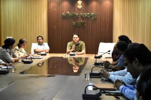  बलौदाबाजार की घटना के मद्देनजर बालोद जिला प्रशासन ने ली समाज प्रमुखों की बैठक 