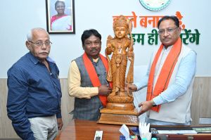 मुख्यमंत्री से नवनिर्वाचित सांसद महेश कश्यप ने की सौजन्य मुलाकात