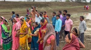 कलेक्टर डॉ. सिंह ने पूछा-सब बने बने ग्रामीणों ने हस्ते हुए कहा -सब बने हे साहब कलेक्टर डॉ. सिंह ने पूछा-सब बने बने ग्रामीणों ने हस्ते हुए कहा -सब बने हे साहब