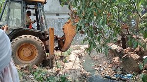 नाली एवं सड़क के ऊपर अवैध निर्माण को तोड़ने की कार्रवाई लगातार जारी नाली एवं सड़क के ऊपर अवैध निर्माण को तोड़ने की कार्रवाई लगातार जारी