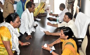 कलेक्टर ने जनदर्शन में पहुँचे लोगों के  समस्याओं के निराकरण हेतु त्वरित कार्रवाई करने दिए निर्देश