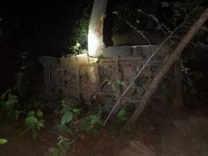 मालवाहक वाहन खाई में गिरा, दो पुलिस जवानों की मौत