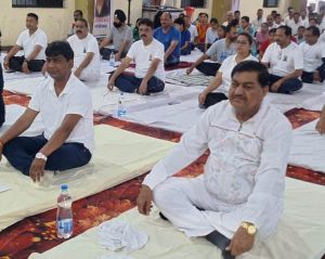 अच्छे स्वास्थ्य और तनाव मुक्त जीवन के लिए वरदान है योग: खाद्य मंत्री  दयाल दास बघेल