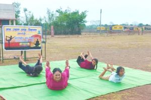  उमरपोटी में स्कूल में योगाभ्यास 