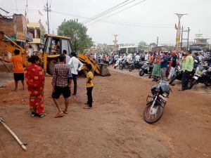  नाली में कचरा डालते पकड़ाया,  8000  रुःअर्थ दंड वसूला गया