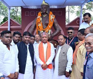  मुख्यमंत्री विष्णु देव साय ने वीरंगना रानी दुर्गावती की प्रतिमा पर माल्यार्पण कर उन्हें नमन किया