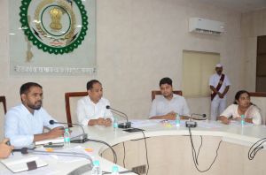 कलेक्टर डाॅ. गौरव सिंह ने ली सड़क सुरक्षा समिति की बैठक कलेक्टर डाॅ. गौरव सिंह ने ली सड़क सुरक्षा समिति की बैठक