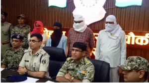 चार नक्सल सहयोगी गिरफ्तार, ट्रैक्टर व अन्य सामान भी जप्त चार नक्सल सहयोगी गिरफ्तार, ट्रैक्टर व अन्य सामान भी जप्त