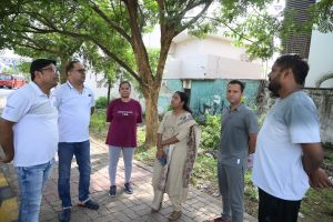 आयुक्त अबिनाश मिश्रा ने कैनाल लींकिंग रोड के दोनों किनारों को सुव्यवस्थित बनाकर सौंदर्यीकरण के दिये निर्देश आयुक्त अबिनाश मिश्रा ने कैनाल लींकिंग रोड के दोनों किनारों को सुव्यवस्थित बनाकर सौंदर्यीकरण के दिये निर्देश