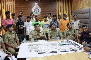 डकैती की प्लानिंग करते अन्तर्राज्यीय चोर गिरोह के 6 सदस्य गिरफ्तार डकैती की प्लानिंग करते अन्तर्राज्यीय चोर गिरोह के 6 सदस्य गिरफ्तार