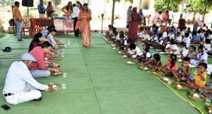 नव प्रवेशित विद्यार्थियों का किया गया भव्य एवं आत्मीय स्वागत नव प्रवेशित विद्यार्थियों का किया गया भव्य एवं आत्मीय स्वागत