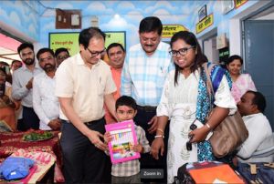  कलेक्टर ने पहली बार स्कूल आने वाले नव प्रवेशित बच्चों को तिलक लगाकर एवं मीठा खिलाकर किया स्वागत