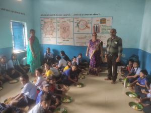 चंदखुरी फार्म स्कूल में शाला प्रवेशोत्सव के अवसर पर विद्यार्थियों को दिया गया न्योता भोज चंदखुरी फार्म स्कूल में शाला प्रवेशोत्सव के अवसर पर विद्यार्थियों को दिया गया न्योता भोज