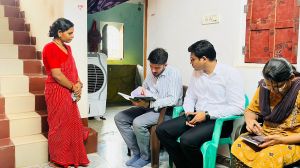 फ्लैगशिप योजनाओं की जानकारी लेने बलौदाबाजार कलेक्टर पहुंचे गांव फ्लैगशिप योजनाओं की जानकारी लेने बलौदाबाजार कलेक्टर पहुंचे गांव