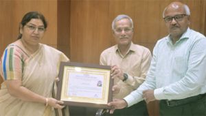 पाॅवर कंपनी से ईडी सरोज तिवारी, जीएम कश्यप एवं सीई श्रीवास्तव की भावभीनी विदाई