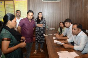 कलेक्टर डॉ. गौरव कुमार सिंह के मार्गदर्शन से प्रतिदिन लग रहा है जनदर्शन कलेक्टर डॉ. गौरव कुमार सिंह के मार्गदर्शन से प्रतिदिन लग रहा है जनदर्शन