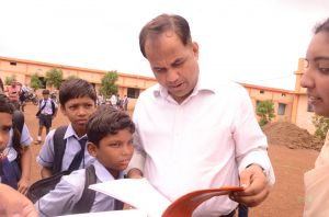 कलेक्टर ने स्कूली बच्चों से वितरित पुस्तकों की ली जानकारी, स्वयं बैग खोलकर भी देखा कलेक्टर ने स्कूली बच्चों से वितरित पुस्तकों की ली जानकारी, स्वयं बैग खोलकर भी देखा