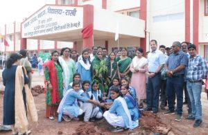 स्कूल शिक्षा सचिव सिद्धार्थ कोमल परदेशी ने पंचायत प्रतिनिधि व छात्र-छात्राओं के साथ किया पौधारोपण स्कूल शिक्षा सचिव सिद्धार्थ कोमल परदेशी ने पंचायत प्रतिनिधि व छात्र-छात्राओं के साथ किया पौधारोपण